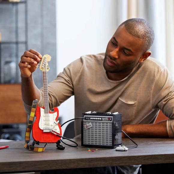 LEGO Fender Stratocaster Set NWT - Picture 12 of 15